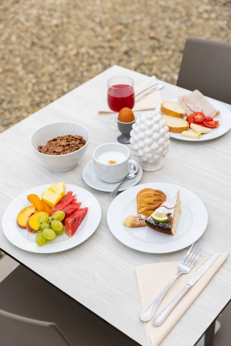 Frühstück mit Obst, Gebäck und Kaffee in Tenuta Ciuri
