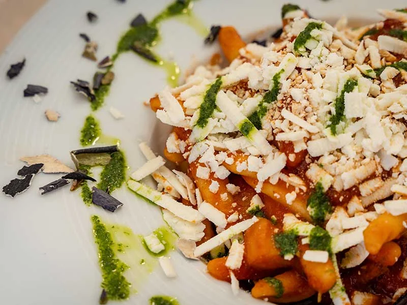 Pasta con pomodoro, formaggio e salsa verde alla Terra dei Sogni