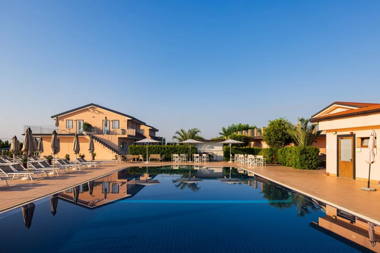 Pool und Sonnenterrasse von Tenuta Ciuri